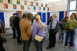 Interessierte Quickborner Bürgerinnen und Bürger an den Informationsstell-wänden in der Mensa der Comenius-Schule Quickborn PM 104 B2 Quickborn stellt Weichen für die Entwicklung bis 2040